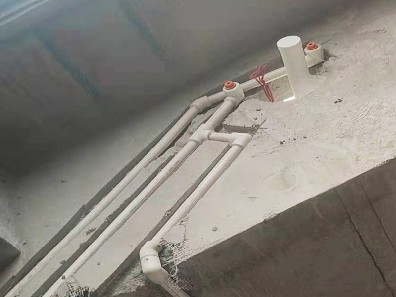 衛生間改造施工：衛生間改造中水電的改造尤為重要且需要最早開始著手，由于會涉及到浴霸采暖、燈光的線路走向、水管的入墻等問題，所以在改造之前需制定一個詳細的水電走向設計，從而提高安全質量以及滿足裝修業主們生活的需要。 其次就是需要對其做相應的防水處理。因為在日常的家庭中，衛生間的水是處處可見的，非常潮濕。衛生間內的防水涂料是由地面延伸到墻面的，涂刷過程中精良的保證厚度均勻。還需要處理好地面和墻面交界處的各類管件的涂刷。待防水處理完全確定后，等待地面干透就可以做后續的工程了。這里要著重提醒，衛生間下水口位置的防水要特別處理好，保證今后的檢查與維修。