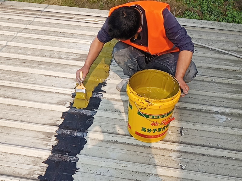 輕鋼瓦屋頂防水打膠:清理基層，施工前要將基層表面的塵土和雜物清理干凈，然后用熱熔法改性瀝青卷材對防水層施工前在水落口、管根、陰陽角等細(xì)部先做好附加層。 1、陰雨天氣不能進(jìn)行防水工作和保溫施工。 2、卷材的防水層質(zhì)量要符合要求，干燥程度要達(dá)到一定標(biāo)準(zhǔn)。 3、屋頂?shù)墓战恰⑻鞙虾途聿拇罱印⑺淇诘裙?jié)點部位，要鋪貼牢固，要符合屋面防水工程技術(shù)規(guī)范。 4、防水卷材鋪貼時基層和卷材之間的排氣要充分，避免過度拉緊和皺褶。 5、防水卷材鋪貼要順直，要嚴(yán)格按照基層的彈標(biāo)線來施工。 6、鋪設(shè)保溫層時一定要保護(hù)好防水層。