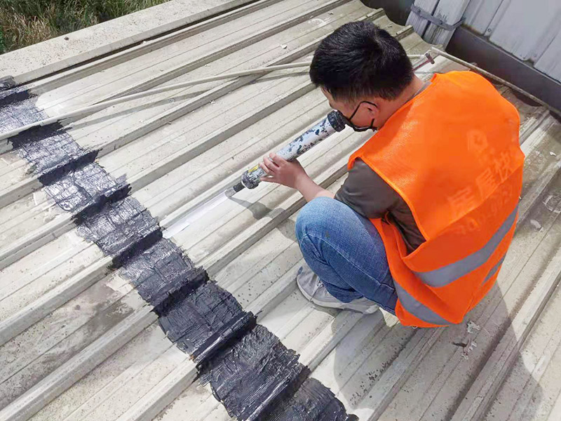 輕鋼瓦屋頂防水打膠:清理基層，施工前要將基層表面的塵土和雜物清理干凈，然后用熱熔法改性瀝青卷材對防水層施工前在水落口、管根、陰陽角等細(xì)部先做好附加層。 1、陰雨天氣不能進(jìn)行防水工作和保溫施工。 2、卷材的防水層質(zhì)量要符合要求，干燥程度要達(dá)到一定標(biāo)準(zhǔn)。 3、屋頂?shù)墓战恰⑻鞙虾途聿拇罱印⑺淇诘裙?jié)點部位，要鋪貼牢固，要符合屋面防水工程技術(shù)規(guī)范。 4、防水卷材鋪貼時基層和卷材之間的排氣要充分，避免過度拉緊和皺褶。 5、防水卷材鋪貼要順直，要嚴(yán)格按照基層的彈標(biāo)線來施工。 6、鋪設(shè)保溫層時一定要保護(hù)好防水層。