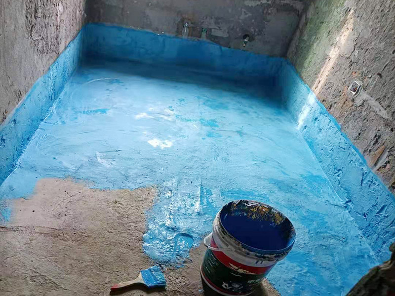 衛(wèi)生間墻地面刷防水：在涂刷防水涂層之前，先要清理墻面和地面。同時，要用連接的氣泵皮管吹盡陰角處的浮層，要量出防水層的高度并劃出基準線，刷防水涂料時要先刷基準線以下位置，并在墻面和地面連接陰角處刷成八字，上下交叉，交接處接應(yīng)有200mm，不得有漏刷情況出現(xiàn)。 墻角涂刷完成后，沿基準線涂刷墻體：第一遍涂刷墻面時，應(yīng)上下縱向涂刷，第二遍涂刷墻體，應(yīng)左右橫向涂刷。地面防水涂料的涂刷應(yīng)該從房間里側(cè)向門口涂刷，地面水管接口處尤其要仔細涂刷，不能有任何遺漏。 在涂刷完防水涂料后，不能立刻貼瓷鉆，還必須對衛(wèi)生間等空間進行防水測試。
