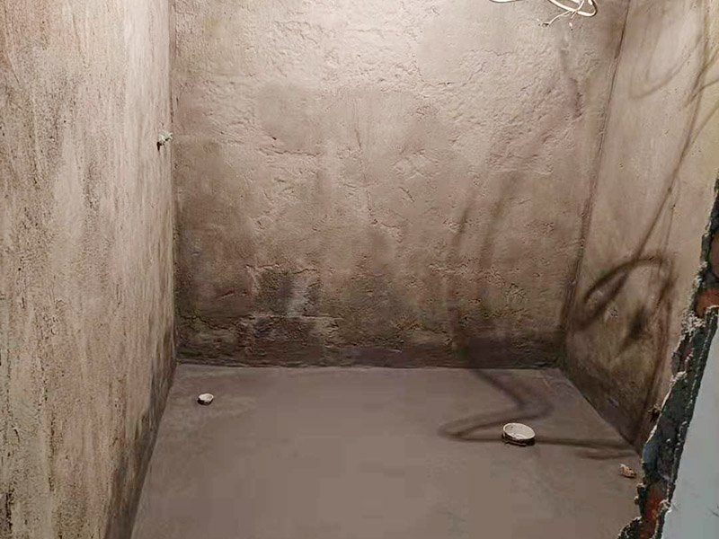 衛(wèi)生間墻地面刷防水：在涂刷防水涂層之前，先要清理墻面和地面。同時，要用連接的氣泵皮管吹盡陰角處的浮層，要量出防水層的高度并劃出基準線，刷防水涂料時要先刷基準線以下位置，并在墻面和地面連接陰角處刷成八字，上下交叉，交接處接應(yīng)有200mm，不得有漏刷情況出現(xiàn)。 墻角涂刷完成后，沿基準線涂刷墻體：第一遍涂刷墻面時，應(yīng)上下縱向涂刷，第二遍涂刷墻體，應(yīng)左右橫向涂刷。地面防水涂料的涂刷應(yīng)該從房間里側(cè)向門口涂刷，地面水管接口處尤其要仔細涂刷，不能有任何遺漏。 在涂刷完防水涂料后，不能立刻貼瓷鉆，還必須對衛(wèi)生間等空間進行防水測試。