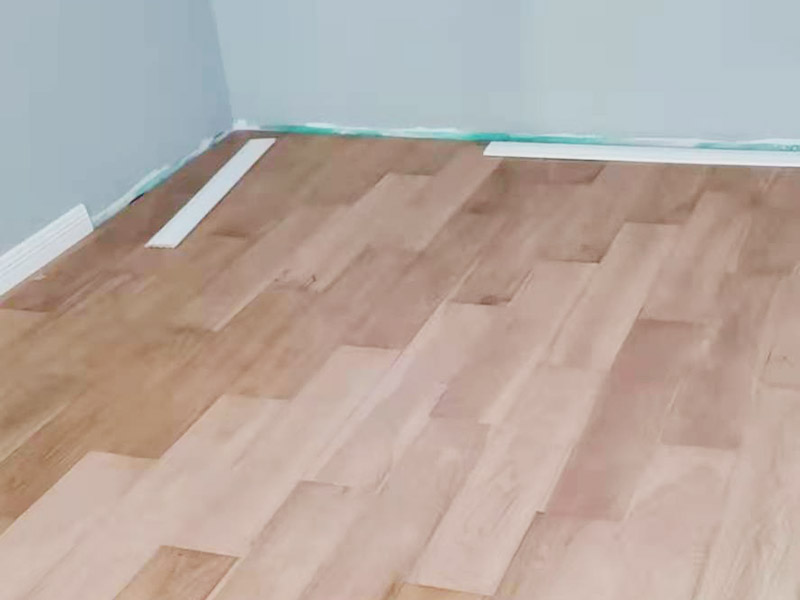 踢腳線安裝施工:一般踢腳線安裝是在墻面、地面、門套、窗套安裝好后進行;若室內是打制或定制家具，還需在不可移動的大件家具弄好后才能安裝。室內現場達到安裝踢腳線的條件后，對墻面上的灰塵做清潔處理，若有凹凸不平的墻面，一定要弄平整后再施工。 先測量墻面的長度，確定踢腳線的裁切長度。而切口為了不影響表面美觀，通常采用45°斜切的方式，這樣兩邊踢腳線拼合在一起才能更緊密。 貼的時候，踢腳線要先從兩端開始貼，這樣可保持高度一致。對于木質、PVC踢腳線，需要鉆孔、打釘來貼。使用專用打孔工具來鉆孔。