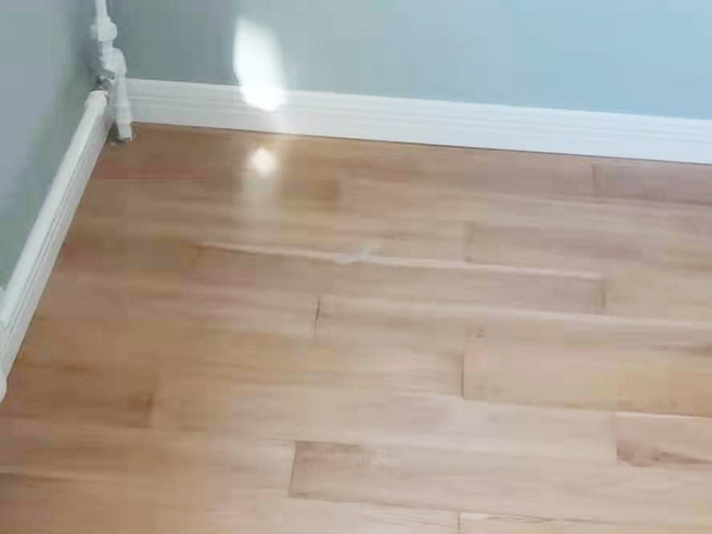 踢腳線安裝施工:一般踢腳線安裝是在墻面、地面、門套、窗套安裝好后進行;若室內是打制或定制家具，還需在不可移動的大件家具弄好后才能安裝。室內現場達到安裝踢腳線的條件后，對墻面上的灰塵做清潔處理，若有凹凸不平的墻面，一定要弄平整后再施工。 先測量墻面的長度，確定踢腳線的裁切長度。而切口為了不影響表面美觀，通常采用45°斜切的方式，這樣兩邊踢腳線拼合在一起才能更緊密。 貼的時候，踢腳線要先從兩端開始貼，這樣可保持高度一致。對于木質、PVC踢腳線，需要鉆孔、打釘來貼。使用專用打孔工具來鉆孔。