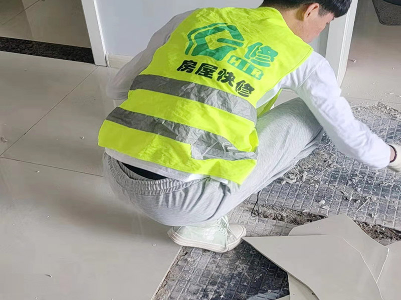 客廳地磚起翹修復：將油灰刀的邊緣滑入松散的瓷磚與其旁邊的瓷磚之間的接縫中。撬起瓷磚并將其移除。用金屬刮刀或小的撬桿的平坦邊緣刮掉基材和瓷磚背面的稀釋劑或瓷磚粘合劑。用相同的工具刮擦周圍空間的舊水泥漿。用清水沖洗除去翹起的瓷磚，然后用濕海綿擦拭，使其干凈。將砂漿抹在缺口邊緣上，然后將稀釋水泥砂漿抹在瓷磚的背面，將瓷磚鋪回原位。如果難以將瓷磚平整，則將瓷磚墊片插入接縫或修補物與包圍它的瓷磚之間的接縫或接縫中。刮掉多余的漿液，并讓該區域靜置約10分鐘。用水蘸軟海綿，然后輕輕擦拭修復區域。瓷磚上出現一層干粉后，請用干抹布擦拭。