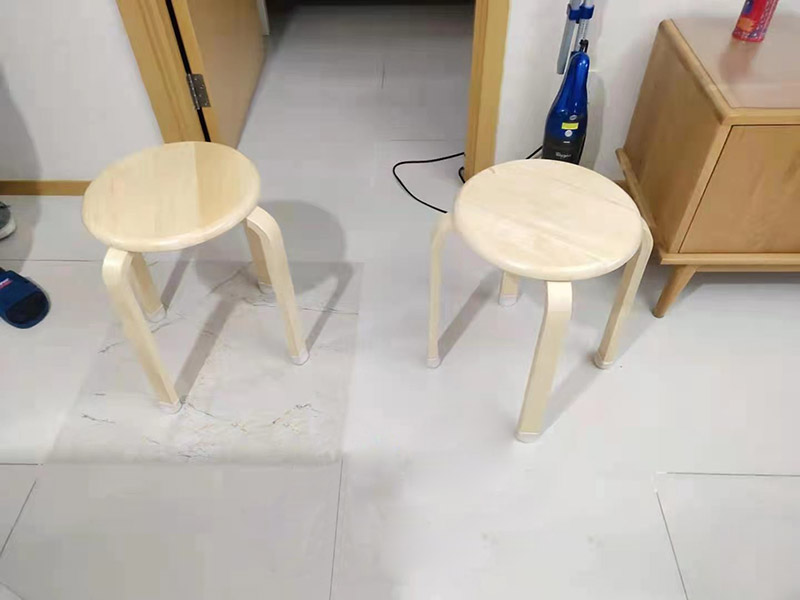 客廳地磚起翹修復：將油灰刀的邊緣滑入松散的瓷磚與其旁邊的瓷磚之間的接縫中。撬起瓷磚并將其移除。用金屬刮刀或小的撬桿的平坦邊緣刮掉基材和瓷磚背面的稀釋劑或瓷磚粘合劑。用相同的工具刮擦周圍空間的舊水泥漿。用清水沖洗除去翹起的瓷磚，然后用濕海綿擦拭，使其干凈。將砂漿抹在缺口邊緣上，然后將稀釋水泥砂漿抹在瓷磚的背面，將瓷磚鋪回原位。如果難以將瓷磚平整，則將瓷磚墊片插入接縫或修補物與包圍它的瓷磚之間的接縫或接縫中。刮掉多余的漿液，并讓該區域靜置約10分鐘。用水蘸軟海綿，然后輕輕擦拭修復區域。瓷磚上出現一層干粉后，請用干抹布擦拭。