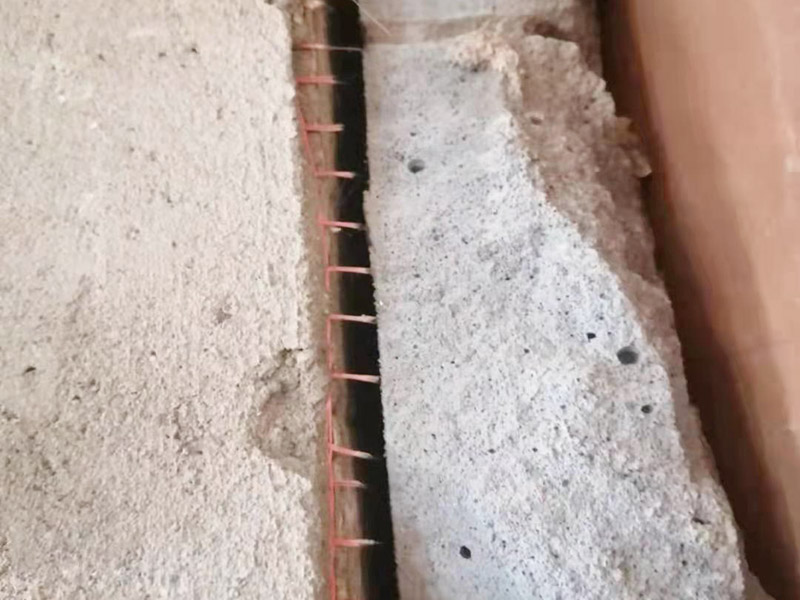 煙道維修施工：煙道一般是這樣的，倒樓板的時候，會在煙道位置留一個孔，要求混凝土返上30CM，防止滲水，但大多數是沒有的，只會在這個孔周圍砌磚。也可換用成品煙道進行替換?！煹朗菑U氣和煙霧排放的管狀裝置，住宅煙道是指用于排除廚房煙氣或衛生間廢氣的豎向管道制品，也稱排風道、通風道、住宅排氣道。