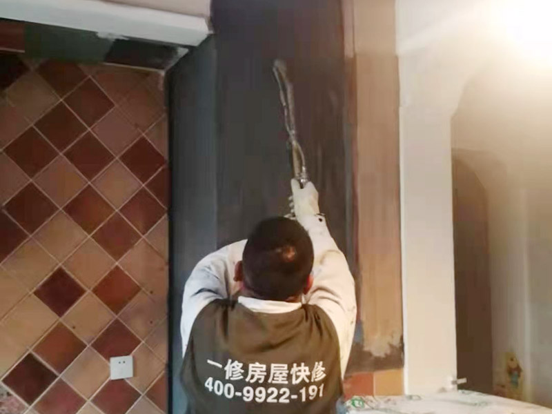 廚房墻面局部防水修復:基面處理是防水施工的關鍵，施工前須清理基面，以確保其堅固、平整、干凈，無灰塵、油膩、蠟、脫模劑等以及其它碎屑物質，如有孔隙、裂縫等缺陷的，須預先用水泥砂漿修補抹平，陰陽角處應抹成圓弧形。保持基面濕潤當無水。涂刷時力度均勻，注意不要漏刷；前后兩遍涂刷時保持垂直相交的角度，以充分覆蓋到位；單次涂刷不宜過厚，特別是管口和轉角處，不能超過1mm，防止干固后產生裂縫。施工24時后建議用濕布覆蓋涂層或噴霧灑水對涂層進行養護，在完全干固前須禁止踩踏、雨水、暴曬、尖銳損傷，特別是在后期安裝潔具時要特別注意不要破壞防水層。