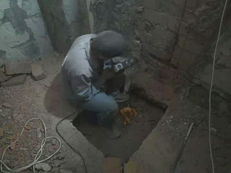 墻面水電開槽維修：施工方法、先彈線，再開槽。管路開槽按要求必須是平行線與垂直線。須平行走線的管路一律控制在60-90厘米高(從地面算起)，有水龍頭的管路必須垂直。深度控制在4厘米。線槽開好后施工負責人記好開槽管路尺寸、位置。方便以后潔具安裝時知道管路的位置。