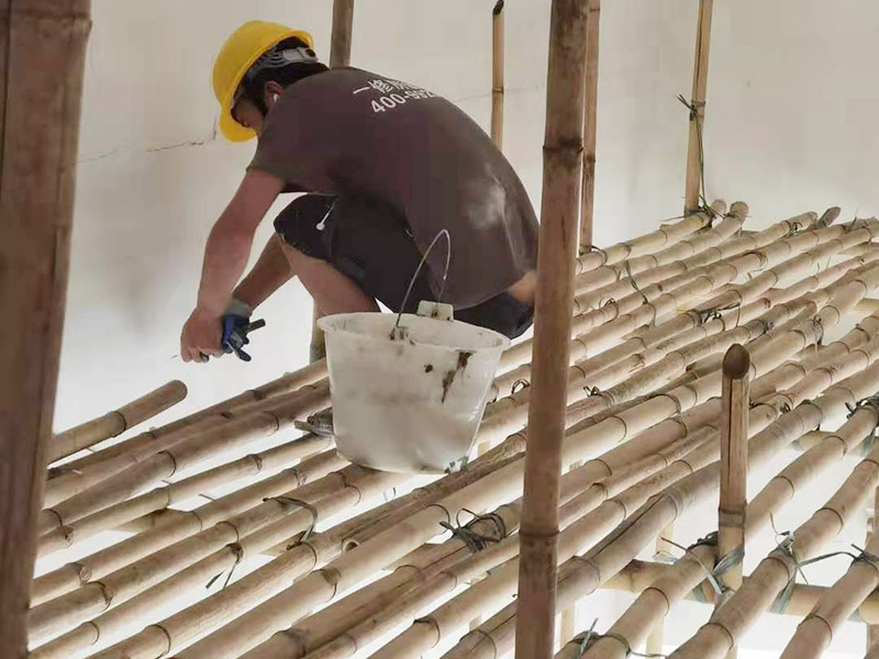 墻面修補噴漆：處理墻面時會有粉塵，而且難免會有膩子、涂料或其他膠水滴落，所以一定要提前做好對房間內已有裝修成品的保護工作。確保墻面堅實、平整，用地板鏟或其他工具清理墻面，使水泥墻面盡量無浮土、浮沉。在墻面輥一遍混凝土界面劑，盡量均勻，待其干燥后（一般在2小時以上），特別提醒，如選用紅吉慶膩子粉，請不要刷界面劑，選擇墻錮效果會好些，就可以做陰陽角的找直了。 刮膩子 陰陽角找直，底層找平，后就要刮膩子了，現在毛坯房的平整度都不好，應刮三遍膩子，每遍膩子應徹底干透再進行刮下一遍（表干以后）。清理打磨后的膩子表面