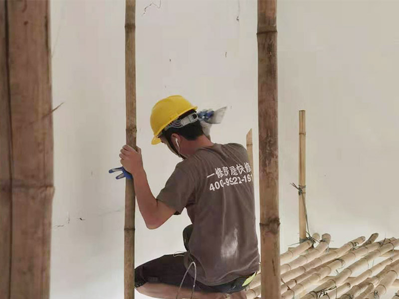 墻面修補噴漆：處理墻面時會有粉塵，而且難免會有膩子、涂料或其他膠水滴落，所以一定要提前做好對房間內已有裝修成品的保護工作。確保墻面堅實、平整，用地板鏟或其他工具清理墻面，使水泥墻面盡量無浮土、浮沉。在墻面輥一遍混凝土界面劑，盡量均勻，待其干燥后（一般在2小時以上），特別提醒，如選用紅吉慶膩子粉，請不要刷界面劑，選擇墻錮效果會好些，就可以做陰陽角的找直了。 刮膩子 陰陽角找直，底層找平，后就要刮膩子了，現在毛坯房的平整度都不好，應刮三遍膩子，每遍膩子應徹底干透再進行刮下一遍（表干以后）。清理打磨后的膩子表面