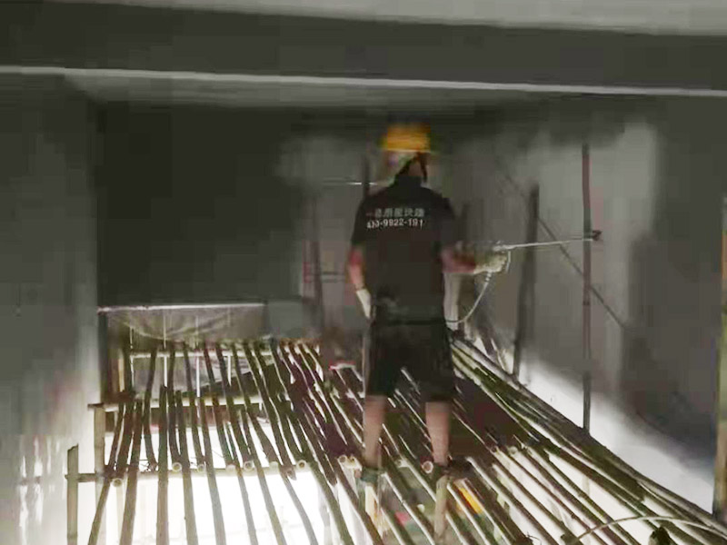 墻面修補噴漆：處理墻面時會有粉塵，而且難免會有膩子、涂料或其他膠水滴落，所以一定要提前做好對房間內已有裝修成品的保護工作。確保墻面堅實、平整，用地板鏟或其他工具清理墻面，使水泥墻面盡量無浮土、浮沉。在墻面輥一遍混凝土界面劑，盡量均勻，待其干燥后（一般在2小時以上），特別提醒，如選用紅吉慶膩子粉，請不要刷界面劑，選擇墻錮效果會好些，就可以做陰陽角的找直了。 刮膩子 陰陽角找直，底層找平，后就要刮膩子了，現在毛坯房的平整度都不好，應刮三遍膩子，每遍膩子應徹底干透再進行刮下一遍（表干以后）。清理打磨后的膩子表面