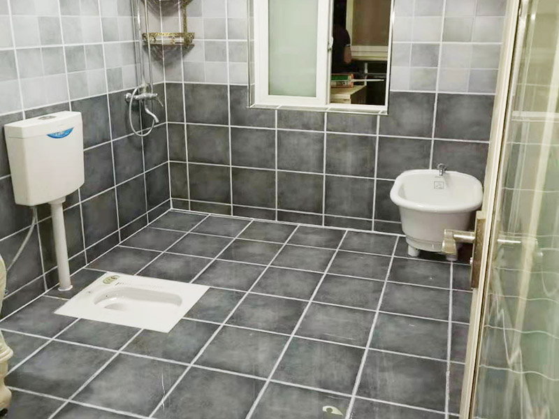 衛(wèi)生間裝修改造：因?yàn)槭嵌窝b修，所以在裝修前，首先需要的就是敲掉之前裝修的地瓷磚，才可以使用自己選購(gòu)好的地瓷磚進(jìn)行鋪貼，在這里需要提醒的是，在敲碎原有的瓷磚時(shí)，一定要多加注意，不要敲到下水道水管了，衛(wèi)生間的下水道通常都是有多個(gè)的，一不小心就很容易被敲打到。還要特點(diǎn)注意的是，一定要避免碎掉的瓷磚進(jìn)入下水道內(nèi)，不然就會(huì)擁堵，這是很難解決的一件大難題哦。