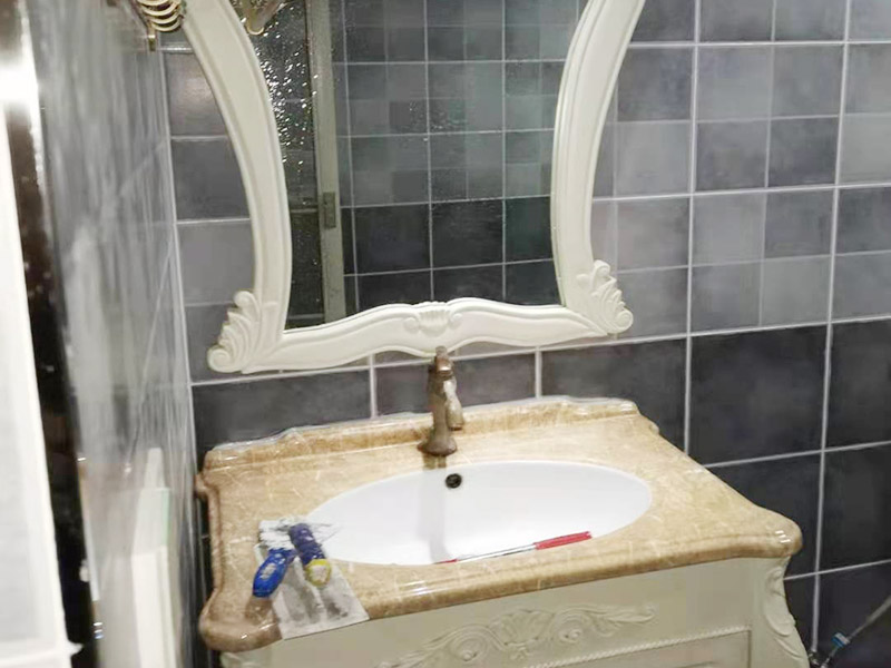 衛(wèi)生間裝修改造：因?yàn)槭嵌窝b修，所以在裝修前，首先需要的就是敲掉之前裝修的地瓷磚，才可以使用自己選購(gòu)好的地瓷磚進(jìn)行鋪貼，在這里需要提醒的是，在敲碎原有的瓷磚時(shí)，一定要多加注意，不要敲到下水道水管了，衛(wèi)生間的下水道通常都是有多個(gè)的，一不小心就很容易被敲打到。還要特點(diǎn)注意的是，一定要避免碎掉的瓷磚進(jìn)入下水道內(nèi)，不然就會(huì)擁堵，這是很難解決的一件大難題哦。