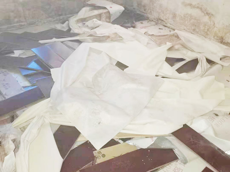 地板拆除施工：再把房間的物品都搬到另一房間去放著，把整個房間騰出來，這樣也更好的尋找木地板的縫隙源頭，沒有東西擋著，空曠也利用木地板的拆除。拆除的工作要先從踢腳線開始，就算是發現木地板中間有縫隙，或者有損壞的地方，感覺可以下手拆除，實際操作時，還是從踢腳線要好拆些。踢腳線一般分為兩種，若是很幸運碰上了卡子固定的踢腳線，那就容易多了。直接用工具把卡子撬松，卡子脫落后，就可以沿著踢腳線開始拆了。若是碰上的是打了膠的踢腳線，那么就有點難度。先用刀片把膠水刮掉，但是這樣容易傷到地板。