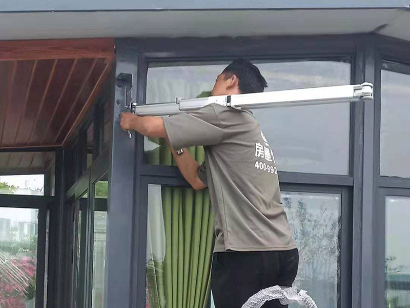 露臺雨棚安裝：在門楣上定位劃水平線，把塑料支架的固定孔距畫下來沖擊鉆打孔，要比膨脹螺絲深一些。   最好兩個人配合安裝，一個人托舉著，一個人安放膨脹螺絲，有4個，扳手擰緊。   接下來的就比較好安裝了.將組合好的雨棚耐力板插入剛才安裝好的雨棚中【支架的卡槽中】，螺絲固定。   全部安裝到位后，要到遠處看看，雨棚外沿是不是處在一條直線上，如有高有低，放寬膨脹螺絲，調整一下支架，如果是墻面不平引起的，可用木片或塑料片墊一下。記得膨脹螺絲還要擰緊，不然雨棚會飛跑的。