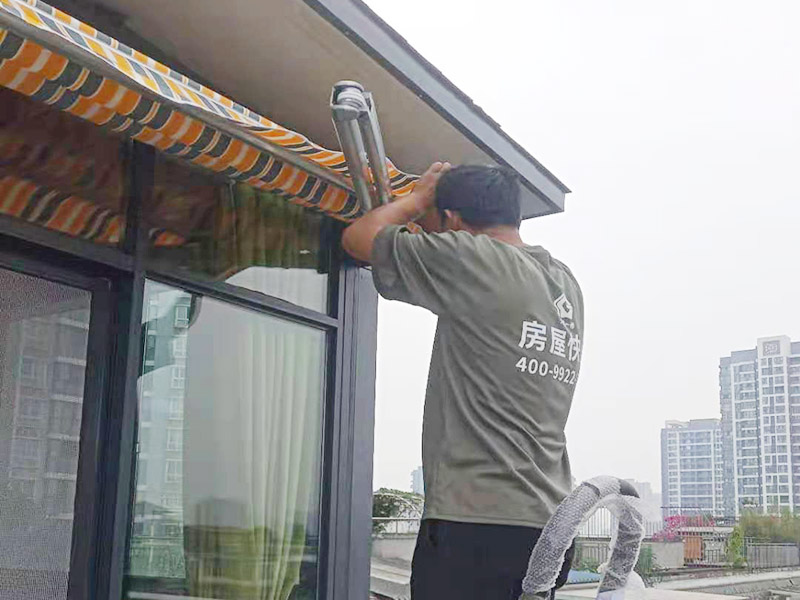露臺雨棚安裝：在門楣上定位劃水平線，把塑料支架的固定孔距畫下來沖擊鉆打孔，要比膨脹螺絲深一些。   最好兩個人配合安裝，一個人托舉著，一個人安放膨脹螺絲，有4個，扳手擰緊。   接下來的就比較好安裝了.將組合好的雨棚耐力板插入剛才安裝好的雨棚中【支架的卡槽中】，螺絲固定。   全部安裝到位后，要到遠處看看，雨棚外沿是不是處在一條直線上，如有高有低，放寬膨脹螺絲，調整一下支架，如果是墻面不平引起的，可用木片或塑料片墊一下。記得膨脹螺絲還要擰緊，不然雨棚會飛跑的。
