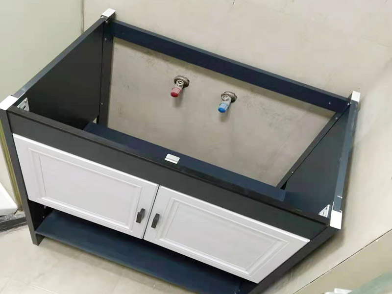 局部改造施工：掛墻式浴室柜主柜安裝方法，但是按柜子掛鐵片的孔位、孔距，量出孔在墻面上的位置。用沖擊鉆在墻面上打孔，再用已有的爆炸螺絲把柜子安裝在墻上。還有用水平尺測量柜子是否安裝水平，再把臺(tái)面盆放在柜子上面。浴室柜一般距離地面的高度是80cm-85cm，根據(jù)使用人的身高和習(xí)慣可以略做調(diào)節(jié)。 落地式浴室柜安裝方法，還有把金屬腳裝在柜體上，然后把柜子放在預(yù)設(shè)位置，調(diào)整金屬腳使柜子平穩(wěn)，再把臺(tái)面盆放上柜子上面。