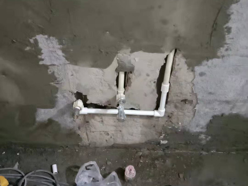 墻內(nèi)水管安裝維修：水管的鋪設(shè)方式分為明裝和暗裝，明裝是將水管管道沿著天花板下、墻上、柱上、梁下、地板旁外等地方外露敷設(shè)，其優(yōu)點(diǎn)就是造價(jià)會(huì)比較低，施工相對(duì)方便，維修更加簡(jiǎn)單;缺點(diǎn)就是水管外表容易堆積灰塵、產(chǎn)生凝水等，影響美觀。暗裝就是將水管管道鋪設(shè)在吊頂、地面或管溝中隱蔽敷設(shè)，暗裝的優(yōu)點(diǎn)是鋪設(shè)完看不到水管，比較美觀;缺點(diǎn)就是若后期水管出現(xiàn)漏水等問(wèn)題不好維修。