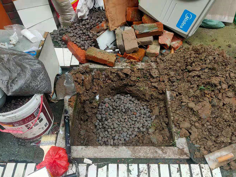 庭院植物底部防水：找到本來的防水層，由于防水層不是顯露的，是在面層下部，有必要將面層進行悉數根除，找到本來的防水層。將原防水層根除以后，找平，將本來下部保溫層里存的水進行排干，設一些排氣孔做排氣辦法，將保溫層里的水分排干。做完防水層以后，必定要做找坡處理，不要形成屋面部分存水，通常設置水泥砂漿找平找坡，找坡的斜度不小于3%。再進行閉水實驗，不漏水為合格，再進行康復上面的維護及鋪貼面磚裝修。
