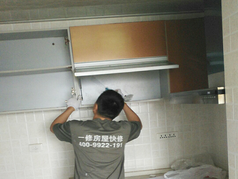   在安裝廚房吊柜之前，師傅要先用量尺確定了吊柜安裝的位置，確定好吊柜預定的位置，然后在墻面上鉆孔，便于塞入膨脹螺絲，安裝時先將拉桿裝入對應安裝孔，然后將板塊連接，將吊柜提到吊片上，用工具扭緊螺絲釘固定。