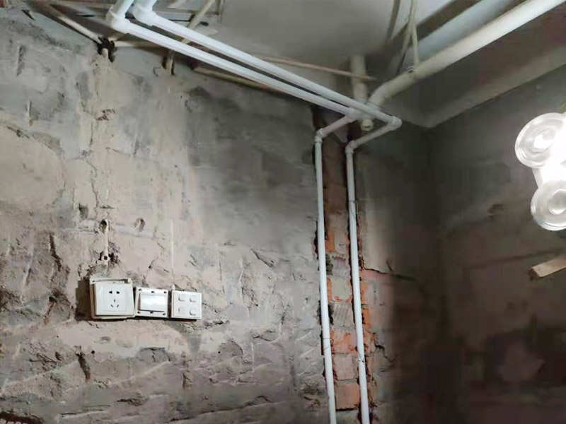 衛(wèi)生間水電改造：按客戶要求，確定水電設(shè)施的準(zhǔn)確位置，施工開槽前做出，在施工前定好位置，施工后不再改動或添加。然后以水平線為標(biāo)準(zhǔn)挖線盒，以管徑為標(biāo)準(zhǔn)開槽，用水泥砂漿穩(wěn)線盒，要求與墻面齊平，低位、高位線盒在同一水平，要先做，最后線管固定好。