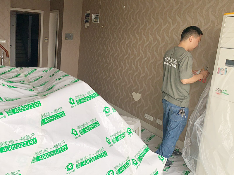 客廳家具空調(diào)成品保護(hù)：舊房墻面刷新會(huì)有點(diǎn)麻煩的，比較珍貴的家具建議搬走，或者和一些冰箱空調(diào)之類的可以放在現(xiàn)場(chǎng)讓裝飾公司成品保護(hù)起來(lái)，這樣即省了搬運(yùn)費(fèi)，也避免家具空調(diào)等二次污染。