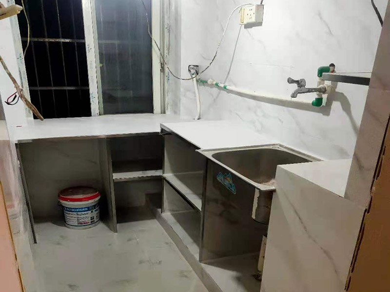  衛生間貼瓷磚多少錢不能一概而論，因為瓷磚的品牌，尺寸不同，價格自然不同。因此貼起來也是不同的，所以衛生間貼瓷磚多少錢還要看裝修公司的具體報價表了。或者可以直接半包自己訂瓷磚，然只早人工服務價格就會實惠且明確一些。