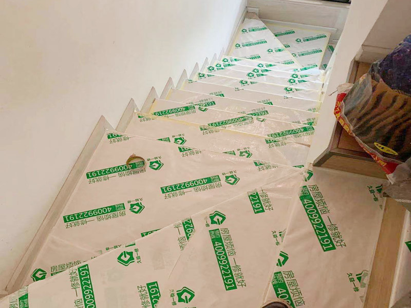 施工地板保護施工：二手房裝修時已經裝修好的地板，家具等不想二次污染就一定要注意對地板和家具進行保護。為了防止地板被沾染灰塵以及施工團隊人員等的腳印，最好先在地板上鋪一層防塵布等作為保護膜。
