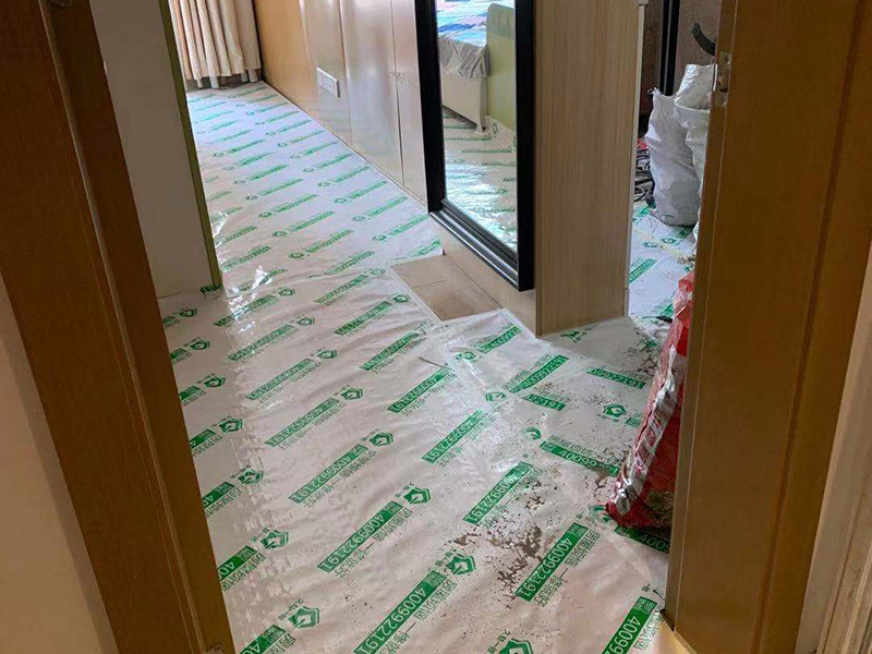 施工地板保護施工：二手房裝修時已經裝修好的地板，家具等不想二次污染就一定要注意對地板和家具進行保護。為了防止地板被沾染灰塵以及施工團隊人員等的腳印，最好先在地板上鋪一層防塵布等作為保護膜。