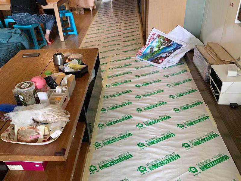 施工地板保護施工：二手房裝修時已經裝修好的地板，家具等不想二次污染就一定要注意對地板和家具進行保護。為了防止地板被沾染灰塵以及施工團隊人員等的腳印，最好先在地板上鋪一層防塵布等作為保護膜。