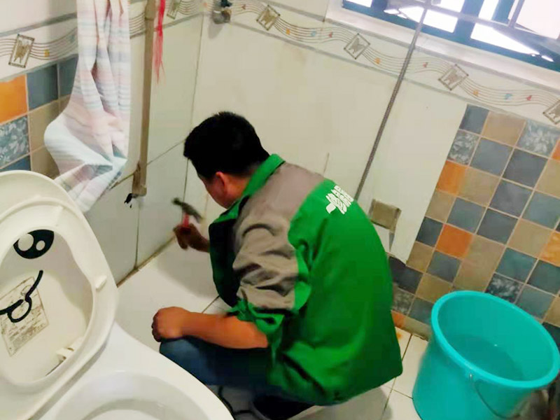 浴室花灑維修安裝：花灑是衛浴組合中比較重要的一個部分，只有花灑足夠的好，水足夠的大，我們洗澡的時候才足夠的舒服?；冉z彎頭出水口要掌握好左熱右冷不能錯，預留絲頭是要考慮到貼墻磚的厚度，最好讓高出毛胚墻15mm,如果和毛胚墻水平，等貼完了墻磚你就會發現絲頭陷在墻里太深，弄不好會裝不上淋浴器。