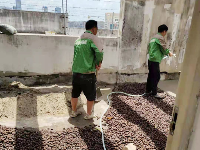 地面陶粒找平：首先需要在地面和墻體連著做兩遍防水，而且墻體的高度最少要高出40公分；然后用混凝土制作若干小格子，并填充防潮陶粒；接著在格子上鋪制鋼筋網(wǎng)，保持陶粒層的牢固；最后在陶粒層上鋪墊混凝土并找平，待干透后再刷素水泥漿就好。