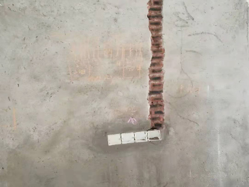全屋電路改造：電路是家居裝飾中的隱藏工程，是家居裝飾的必然步驟。彈好平行與垂直線開槽，放好開關插座底盒，而開關插座底合安裝要彈水平線開槽，廚衛間須根據設計的使用功能進行彈線開槽。布線都是使用線管進行暗埋，電線需要并頭連接，不能隨便連接，接頭處需要使用按壓接線法，線接好之后，使用絕緣膠布包住。