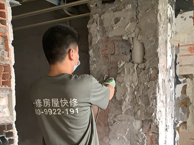 墻面基層鏟除裝修：舊墻面基層處理相對新墻面較為復雜。現在將舊墻上的裝飾物去掉，然后將舊墻上的灰塵、油污等清理干凈。對于舊墻面上裂紋脫落的地方，可以用水泥砂漿進行其修復，進行墻面的拉毛壓扁處理。