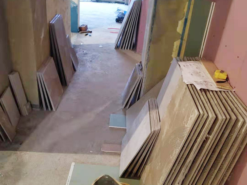 毛坯房貼磚裝修：毛坯房的墻面，并不是沒有用水泥砂漿粉刷過，一般來說，只要是平整的，就可以貼瓷磚的。如果墻面的平整度、垂直度有些不夠好，那么也是可以用水泥砂漿進行修補處理的。或者說是先用專用的防水涂料或者砂漿防水劑來做好防水，其中如果是使用的防水涂料，那么為了保證防水層的強度和貼磚的粘性，是需要先做一個砂漿的保護層，然后再使用瓷磚膠來鋪貼瓷磚就沒問題了。