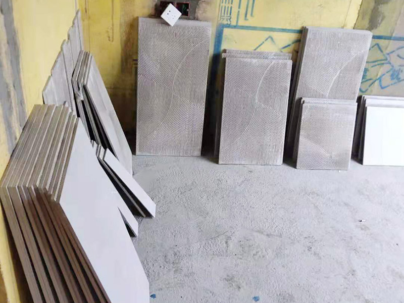 毛坯房貼磚裝修：毛坯房的墻面，并不是沒有用水泥砂漿粉刷過，一般來說，只要是平整的，就可以貼瓷磚的。如果墻面的平整度、垂直度有些不夠好，那么也是可以用水泥砂漿進行修補處理的。或者說是先用專用的防水涂料或者砂漿防水劑來做好防水，其中如果是使用的防水涂料，那么為了保證防水層的強度和貼磚的粘性，是需要先做一個砂漿的保護層，然后再使用瓷磚膠來鋪貼瓷磚就沒問題了。