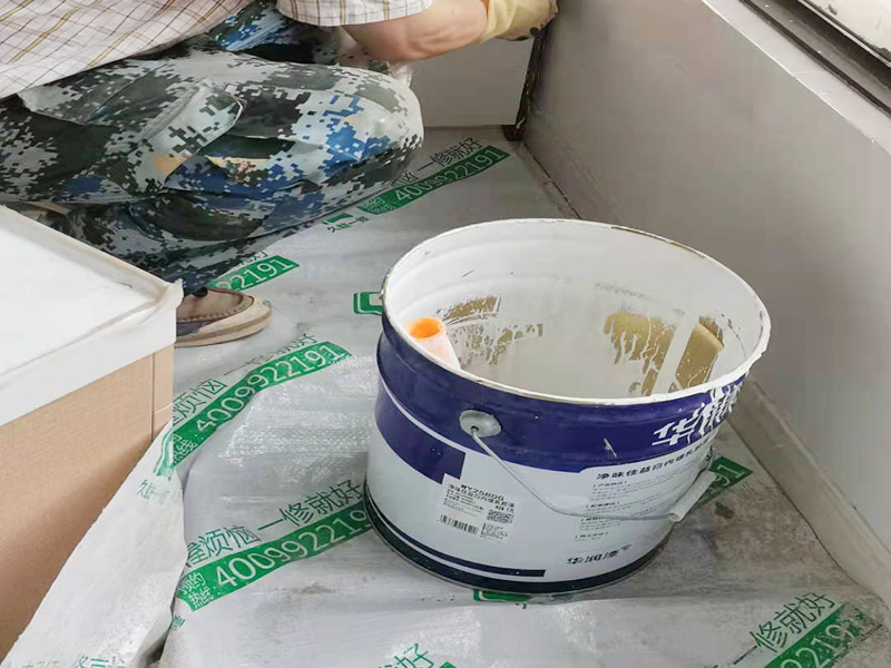 墻面粉刷翻新裝修：鏟除原有墻面已經(jīng)被水浸過的部分，或用尼龍刷或者粗砂紙將其鏟除，磨平。直到露出水泥砂漿墻面或膩?zhàn)訉印Ｍ拱疾黄降谋砻嫘枰移骄涂梢耘文佔(zhàn)樱?膩?zhàn)哟蚰ネ戤吅螅瑫?huì)留下一些瑕疵。所以刷過一遍漆后才會(huì)很明顯，這時(shí)候就需要找補(bǔ)了。接著底漆的刷涂效果會(huì)直接影響面漆的效果。