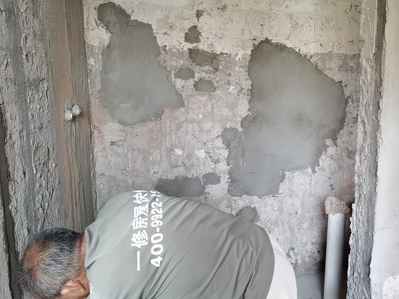 墻面電路修補找平施工：將已經出現問題的漆層及膩子鏟掉，在水里面加入適量的膩子粉，并進行充分的攪拌，接著就可以開始上墻批膩子，等2-4個小時，第一遍膩子干透之后，再動工刷下一遍膩子。最好不要選陰雨天動工，膩子會比較難干透。