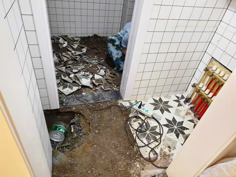 衛生間地磚拆除找漏：首先為了拆除的進度，將衛生間里的衛浴家具拆除搬出另外存放，然后開始鏟除原有的墻磚和地磚，衛生間的防水通常是水電改完后進行的，所以做防水前一定要封堵好下水管道，以免堵塞，小型的水管采用管用螺母封堵，大型的下水管道采用pvc纏繞膜進行封堵。