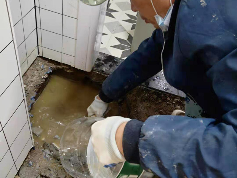 衛生間地磚拆除找漏：首先為了拆除的進度，將衛生間里的衛浴家具拆除搬出另外存放，然后開始鏟除原有的墻磚和地磚，衛生間的防水通常是水電改完后進行的，所以做防水前一定要封堵好下水管道，以免堵塞，小型的水管采用管用螺母封堵，大型的下水管道采用pvc纏繞膜進行封堵。