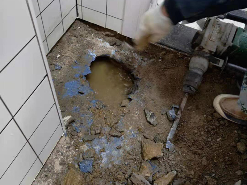 衛生間地磚拆除找漏：首先為了拆除的進度，將衛生間里的衛浴家具拆除搬出另外存放，然后開始鏟除原有的墻磚和地磚，衛生間的防水通常是水電改完后進行的，所以做防水前一定要封堵好下水管道，以免堵塞，小型的水管采用管用螺母封堵，大型的下水管道采用pvc纏繞膜進行封堵。