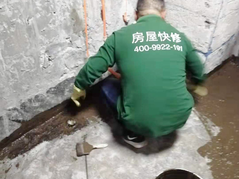 廁所地面刷防水：在進(jìn)行防水處理之前，一定先找平地面，如果地面不平或效果不好，可能造成因防水涂料薄厚不均而導(dǎo)致的開(kāi)裂滲漏。防水層做好后要留余一定的時(shí)間，讓防水層與建筑更好的融為一體，然后在防水層上做保護(hù)層在鋪地磚，如果地磚已鋪設(shè)完畢，可千萬(wàn)不要砸地磚，用專(zhuān)業(yè)的補(bǔ)縫防水材料，把所有的縫隙堵住做好防水就好了。也同樣適用于衛(wèi)生間防水層失效后防水工程。