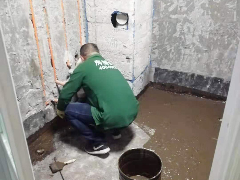 廁所地面刷防水：在進(jìn)行防水處理之前，一定先找平地面，如果地面不平或效果不好，可能造成因防水涂料薄厚不均而導(dǎo)致的開(kāi)裂滲漏。防水層做好后要留余一定的時(shí)間，讓防水層與建筑更好的融為一體，然后在防水層上做保護(hù)層在鋪地磚，如果地磚已鋪設(shè)完畢，可千萬(wàn)不要砸地磚，用專(zhuān)業(yè)的補(bǔ)縫防水材料，把所有的縫隙堵住做好防水就好了。也同樣適用于衛(wèi)生間防水層失效后防水工程。