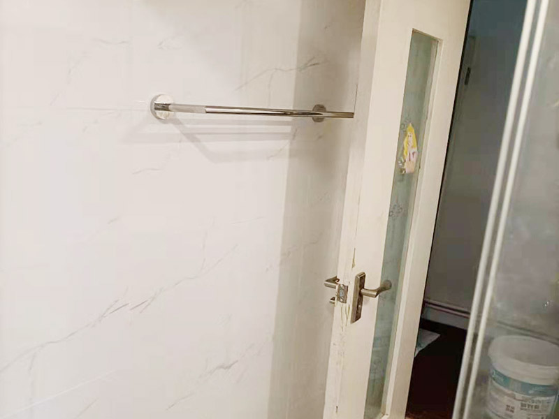 淋浴花灑五金安裝：首先要確定花灑混水閥距離地面的高度，一般控制在90~100cm左右的高度區間內。在鋪設管道的時候花灑龍頭預留位置首先考慮清楚，一般高出毛坯墻15mm，這樣在貼完瓷磚的時候正好可以埋下絲頭，保證墻面美觀。對于淋浴花灑內絲彎頭預留的間距一般標準都是在10~15cm左右。