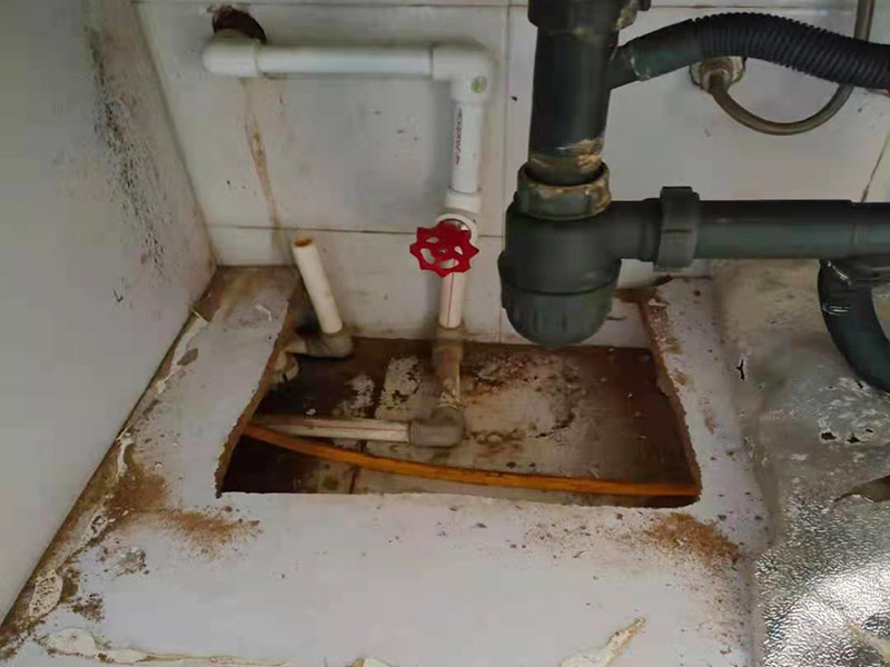 主排水管道維修更換：漏水的地方太大，建議換新水管，更換前要將整棟樓的水停下來，否則就會影響到后期的施工。更換的時候要將漏水的地方截掉，然后套上尺寸相同的新管，并用PVC膠水把連接處粘好。假如滲透的不嚴重，那么直接用PVC膠水粘結好，再拿防水布裹緊即可。