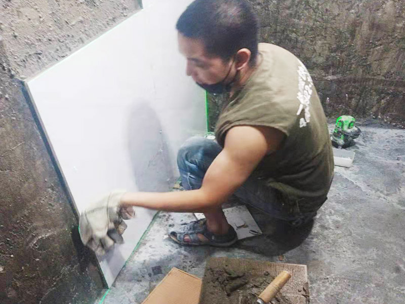 墻面貼磚施工：貼磚前對墻壁將進行檢查，看墻壁是否有裂縫，做好修補，然后最好用水潤濕墻壁，這在墻壁的瓷磚和墻壁之間是有益的更好的粘接。鋪貼墻磚時，必須先對墻磚和墻磚進行測量和整理，這樣即規(guī)劃了位置，也保證墻磚鋪貼的美觀度。