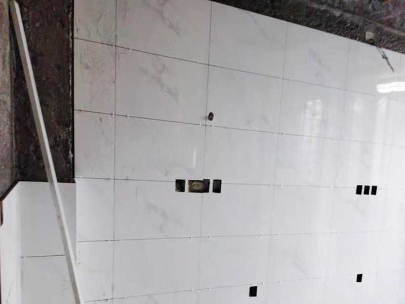 墻面貼磚施工：貼磚前對墻壁將進行檢查，看墻壁是否有裂縫，做好修補，然后最好用水潤濕墻壁，這在墻壁的瓷磚和墻壁之間是有益的更好的粘接。鋪貼墻磚時，必須先對墻磚和墻磚進行測量和整理，這樣即規(guī)劃了位置，也保證墻磚鋪貼的美觀度。