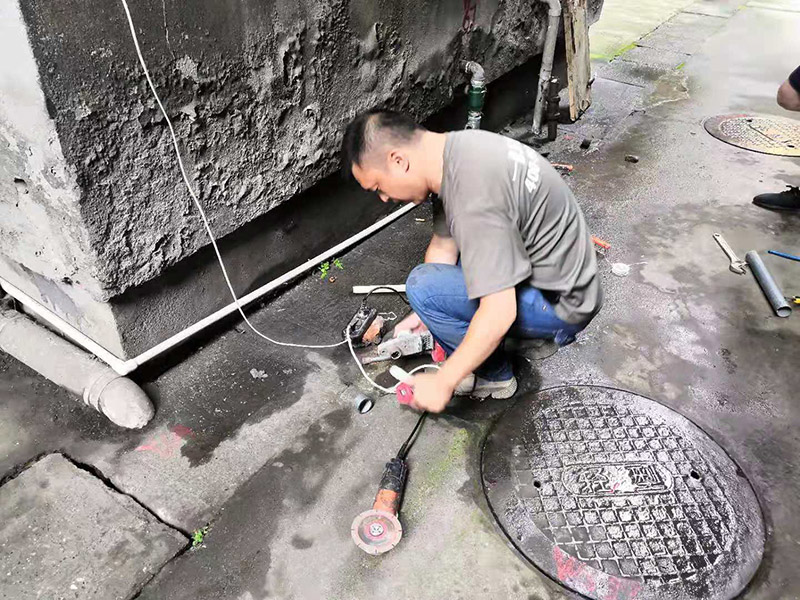 水管漏水更換改造：先找到水管漏點(diǎn)，然后用鋸子將PPR管出現(xiàn)漏水問(wèn)題的位置鋸掉，同時(shí)要注意的是口子必須是平整的，用砂紙對(duì)管材的斷口進(jìn)行打磨處理，順便將管道打磨區(qū)域周邊打掃一下，再截取合適長(zhǎng)度的ppr管，最后把管件和截取的ppr管熱熔到一起。