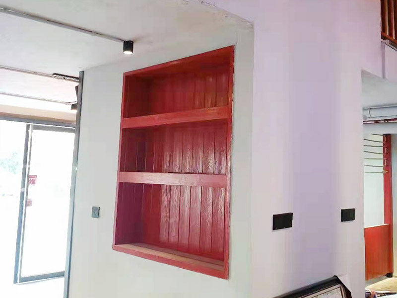展示柜刷油漆改色：首先需要除去展示柜上的浮塵和積土，然后用細(xì)砂紙進(jìn)行摩擦擦除，注意不要太用力導(dǎo)致家具表面受損，如果有破損的地方，就需要先行修補(bǔ)再刷漆。