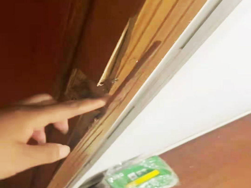 門框破損維修：首先將破損的洞清理干凈，用砂紙打磨一下除去污垢，將膩子和好填在空洞內，等膩子干后用砂紙打磨光滑，或者速干膠干透的木渣也是打磨光滑，除去上邊的灰塵。然后使用修補膏或者油漆對修補平整光滑的膩子上調色，還原成與周圍一樣的色彩，用吹風機快速吹干油漆。